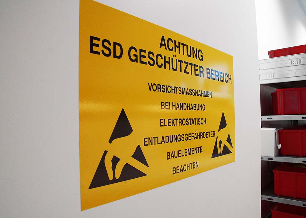 ESD-Warnschild am Eingang zum ESD-geschützten Produktionsbereich